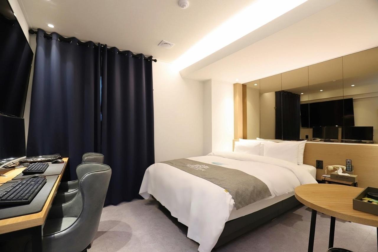Hotel In Cafe Doksan Сеул Номер фото